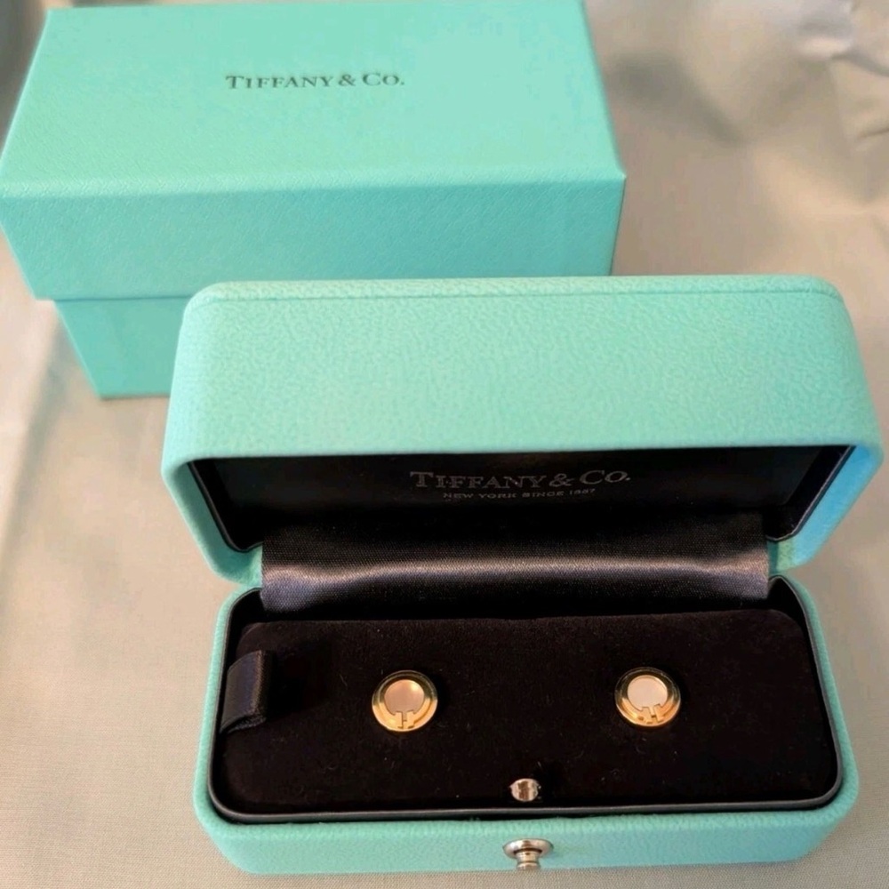 Tiffany & Co. 18k Rose Gold Circle Stud Earrings Tiffany T Mother of Pearl MOP